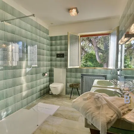 Magnificent With Swimming Pool And Garden In