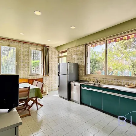 Magnificent With Swimming Pool And Garden In Villa