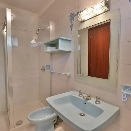 Magnificent With Swimming Pool And Garden In Villa *
