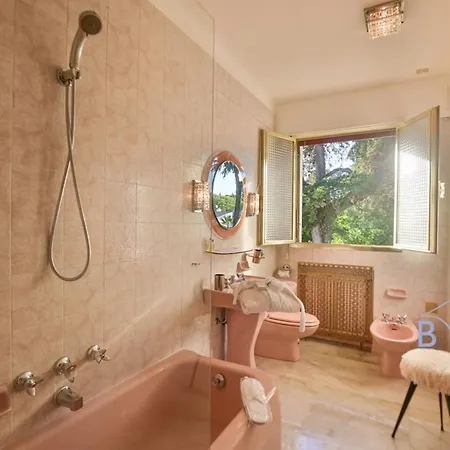 Magnificent With Swimming Pool And Garden In Villa