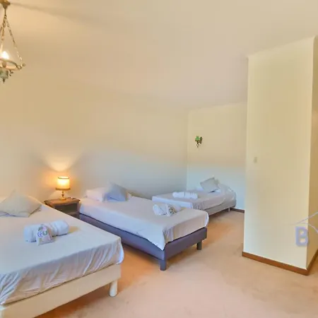 Magnificent With Swimming Pool And Garden In Villa *
