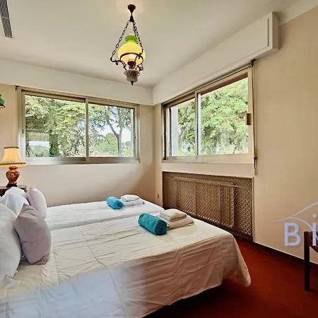 Magnificent With Swimming Pool And Garden In Villa *