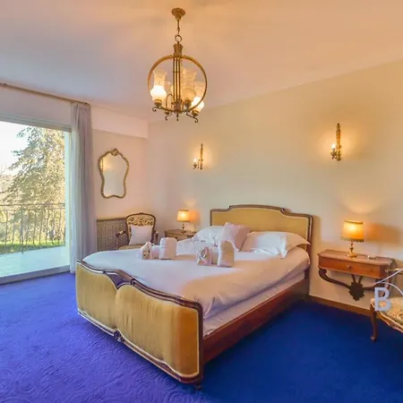 Magnificent With Swimming Pool And Garden In