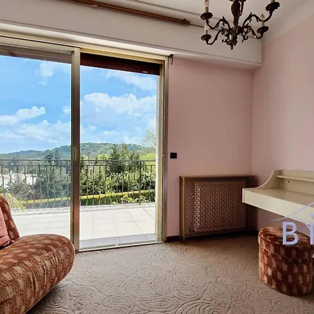 Magnificent With Swimming Pool And Garden In Villa