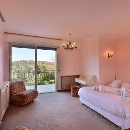 Magnificent With Swimming Pool And Garden In Villa *