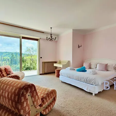Villa Magnificent With Swimming Pool And Garden In *