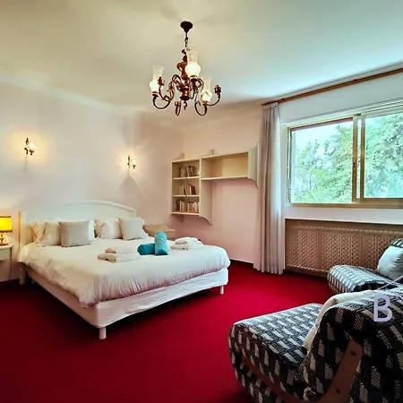Magnificent With Swimming Pool And Garden In Villa