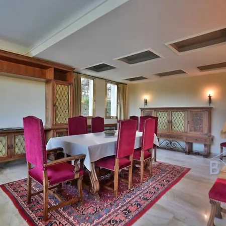 Villa Magnificent With Swimming Pool And Garden In