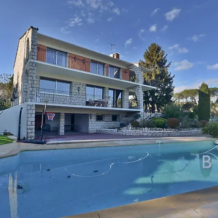 Magnificent With Swimming Pool And Garden In Villa