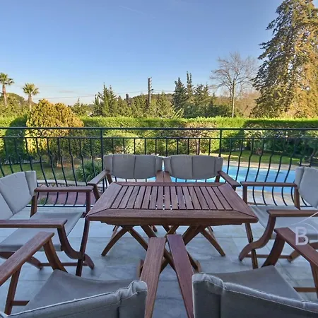 Magnificent With Swimming Pool And Garden In Villa *