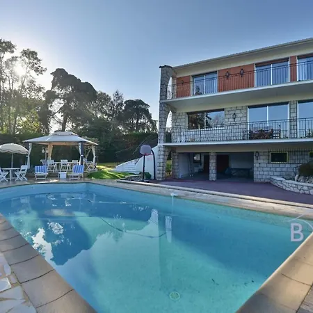 Villa Magnificent With Swimming Pool And Garden In