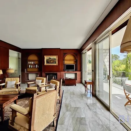 Magnificent With Swimming Pool And Garden In