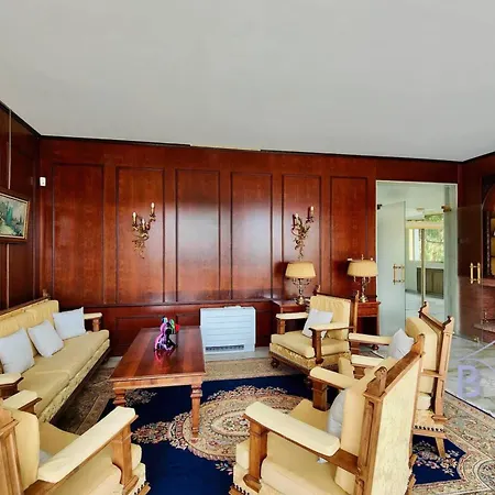 Magnificent With Swimming Pool And Garden In