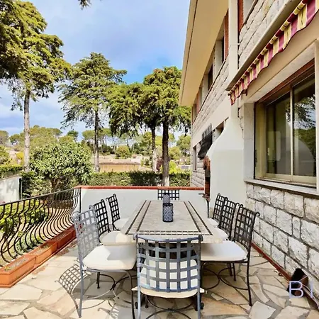 Magnificent With Swimming Pool And Garden In