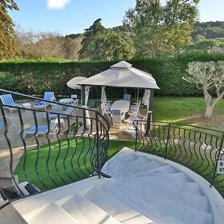 Magnificent With Swimming Pool And Garden In Villa