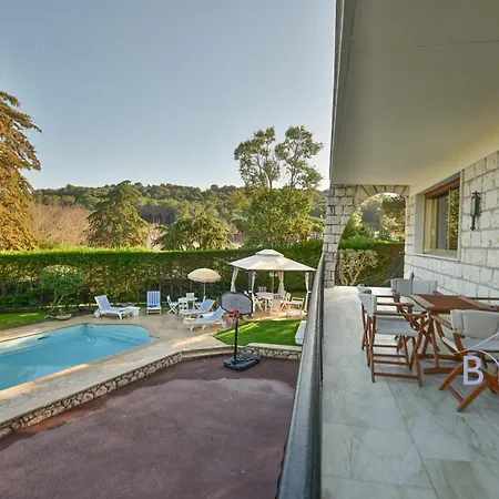 Magnificent With Swimming Pool And Garden In *