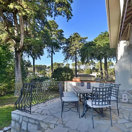 Magnificent With Swimming Pool And Garden In *